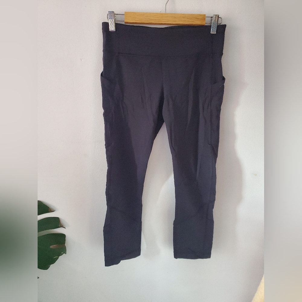 Black Lululemon capri crop leggings 6